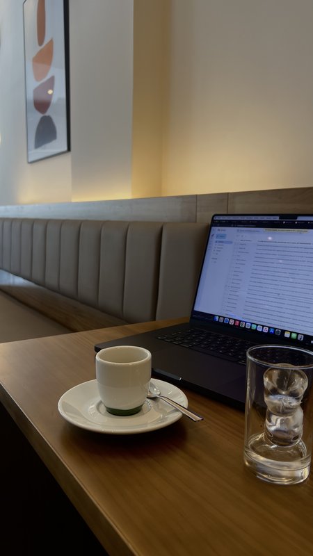 Workspace — café y laptop